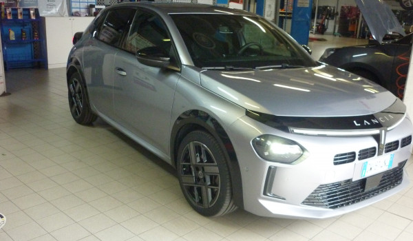 LANCIA Y FULL HYBRID 2024